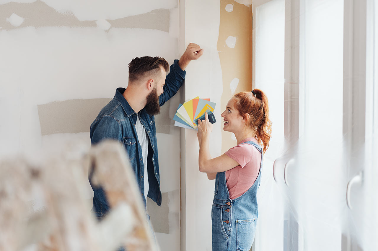 couple_picking_paint_colors_for_home